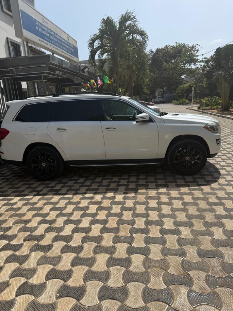 
								Mercedes-Benz GL 450 4MATIC 2015 full									
