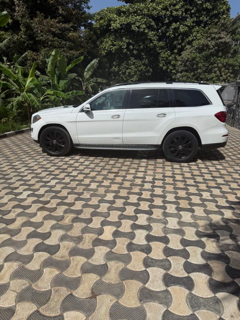 
								Mercedes-Benz GL 450 4MATIC 2015 full									